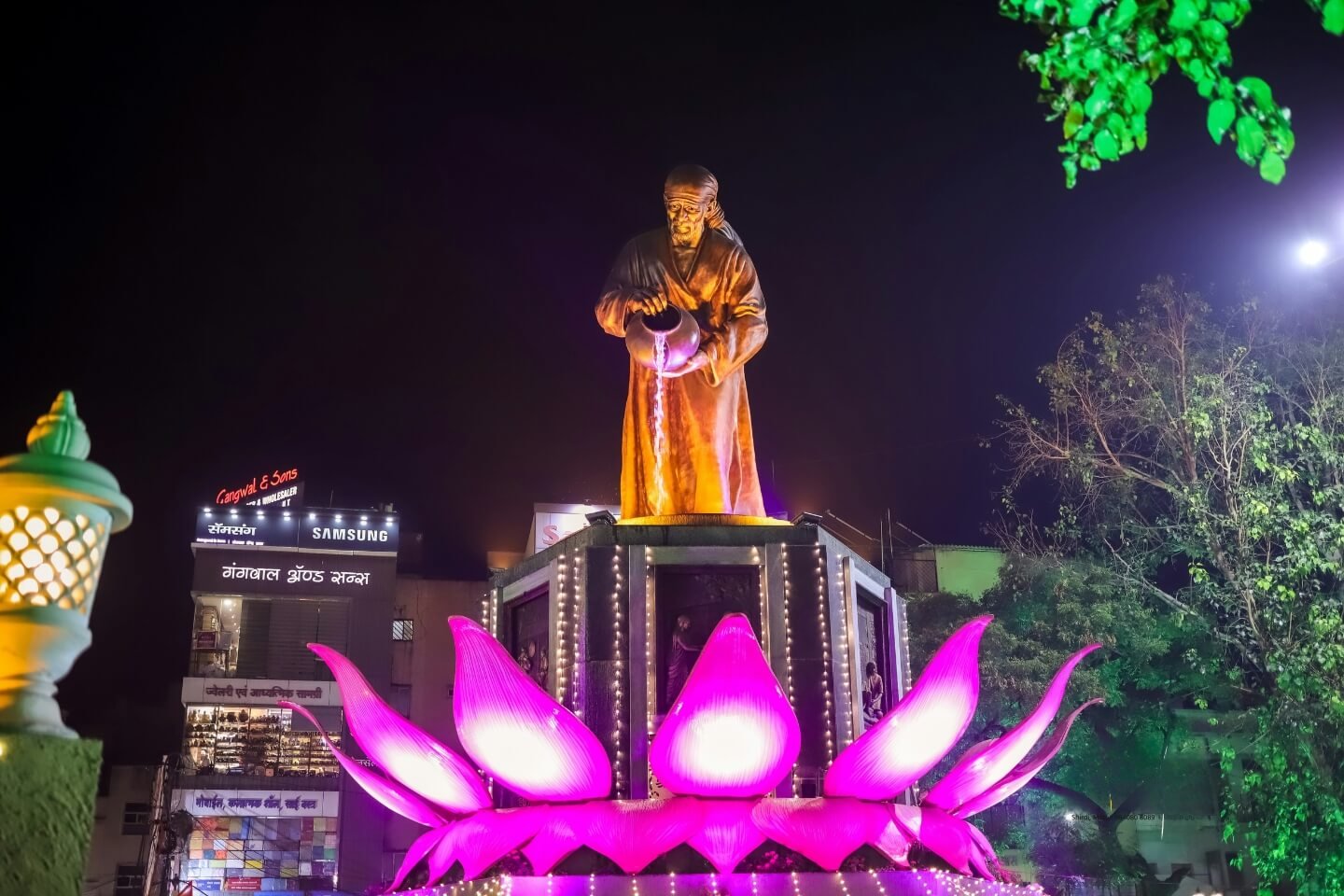 journey from Pune to Shirdi With Force Urbania